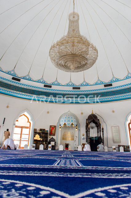 التصاميم الهندسية على الطراز الإسلامي,  المساجد في الإمارات العربية المتحدة, مفهوم العبادة و التقرب إلى الله, صورة من داخل مسجد بمنطقة الديرة بمدينة دبي, أماكن الصلاة و أداء الفرائض