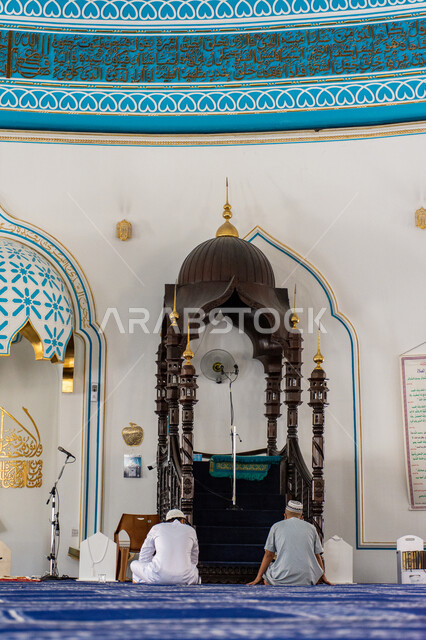 التصاميم الهندسية على الطراز الإسلامي,  المساجد في الإمارات العربية المتحدة, مفهوم العبادة و التقرب إلى الله, صورة من داخل مسجد بمنطقة الديرة بمدينة دبي, أماكن الصلاة و أداء الفرائض