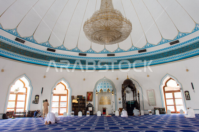 التصاميم الهندسية على الطراز الإسلامي,  المساجد في الإمارات العربية المتحدة, مفهوم العبادة و التقرب إلى الله, صورة من داخل مسجد بمنطقة الديرة بمدينة دبي, أماكن الصلاة و أداء الفرائض