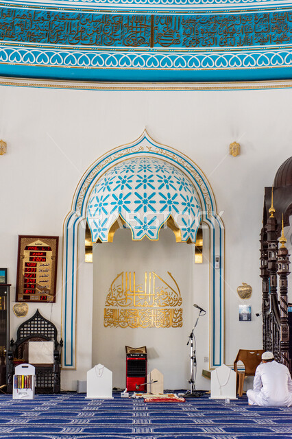 التصاميم الهندسية على الطراز الإسلامي,  المساجد في الإمارات العربية المتحدة, مفهوم العبادة و التقرب إلى الله, صورة من داخل مسجد بمنطقة الديرة بمدينة دبي, أماكن الصلاة و أداء الفرائض