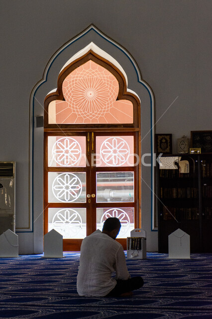  أماكن الصلاة و أداء الفرائض، التصاميم الهندسية على الطراز الإسلامي,  المساجد في الإمارات العربية المتحدة, مفهوم العبادة و التقرب إلى الله, صورة من داخل مسجد بمنطقة الديرة بمدينة دبي