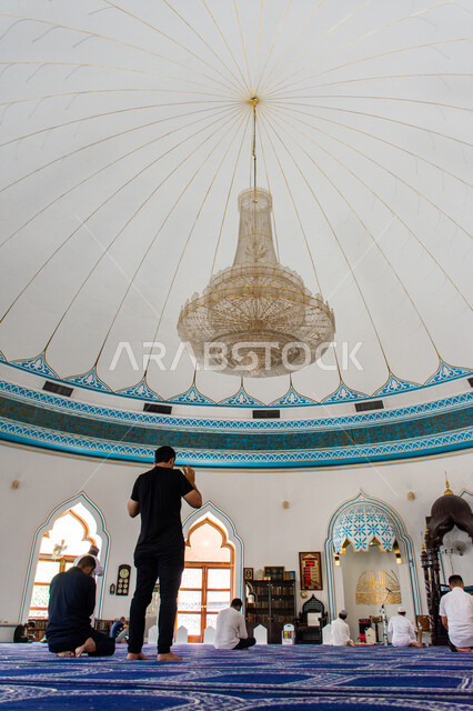  أماكن الصلاة و أداء الفرائض، التصاميم الهندسية على الطراز الإسلامي,  المساجد في الإمارات العربية المتحدة, مفهوم العبادة و التقرب إلى الله, صورة من داخل مسجد بمنطقة الديرة بمدينة دبي