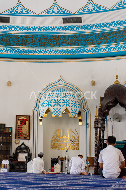  أماكن الصلاة و أداء الفرائض، التصاميم الهندسية على الطراز الإسلامي,  المساجد في الإمارات العربية المتحدة, مفهوم العبادة و التقرب إلى الله, صورة من داخل مسجد بمنطقة الديرة بمدينة دبي