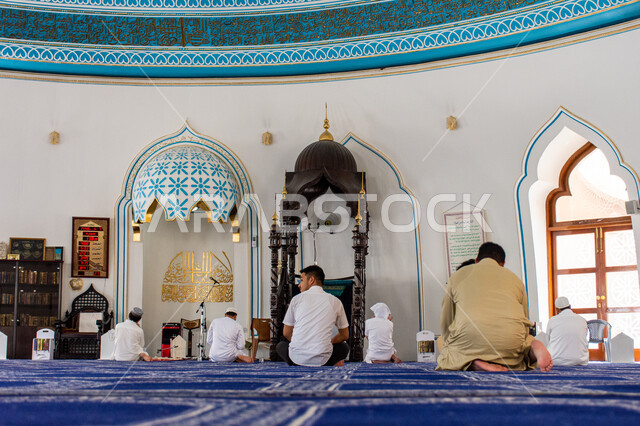  أماكن الصلاة و أداء الفرائض، التصاميم الهندسية على الطراز الإسلامي,  المساجد في الإمارات العربية المتحدة, مفهوم العبادة و التقرب إلى الله, صورة من داخل مسجد بمنطقة الديرة بمدينة دبي