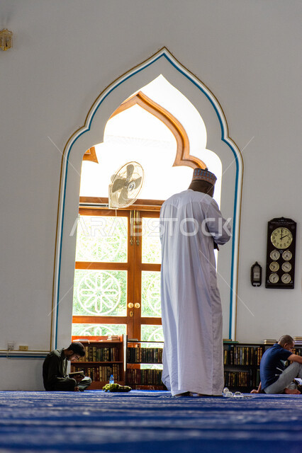 المساجد في الإمارات العربية المتحدة, مفهوم العبادة و التقرب إلى الله, صورة من داخل مسجد بمنطقة الديرة بمدينة دبي، أماكن الصلاة و أداء الفرائض، التصاميم الهندسية على الطراز الإسلامي