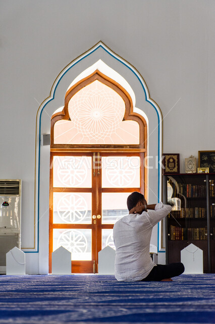 المساجد في الإمارات العربية المتحدة, مفهوم العبادة و التقرب إلى الله, صورة من داخل مسجد بمنطقة الديرة بمدينة دبي، أماكن الصلاة و أداء الفرائض، التصاميم الهندسية على الطراز الإسلامي