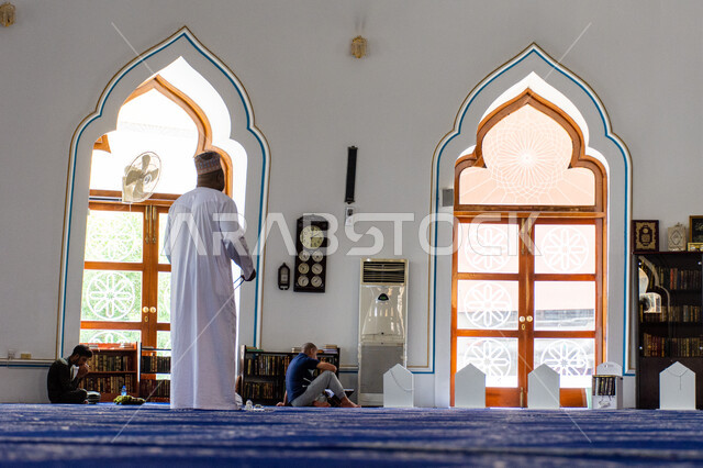 المساجد في الإمارات العربية المتحدة, مفهوم العبادة و التقرب إلى الله, صورة من داخل مسجد بمنطقة الديرة بمدينة دبي، أماكن الصلاة و أداء الفرائض، التصاميم الهندسية على الطراز الإسلامي