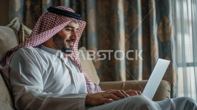 التسويق لموقع إلكتروني، إستخدام جهاز الحاسوب المحمول، رجل عربي خليجي سعودي يجلس في غرفة المعيشة ،عقد إجتماع عمل عبر الإنترنت، إجراء مكالمة فيديو، مشاهدة الأفلام والمسلسلات