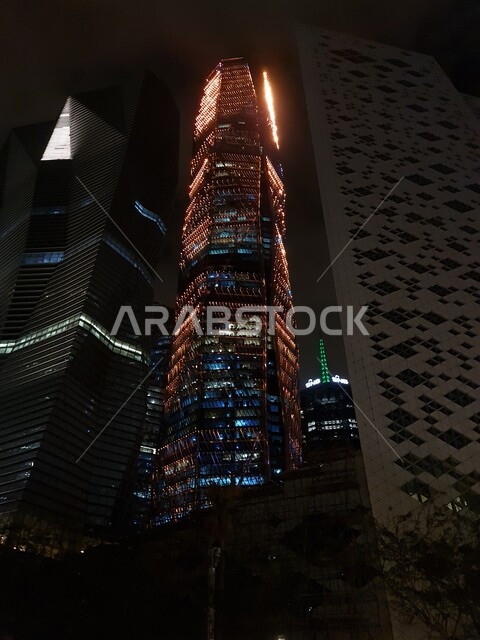 مركز الملك عبدالله المالي ( كافد ) المضيئ في الرياض في المملكة العربية السعودية ليلا ، المباني والمنشأت المالية والاقتصادية، الأماكن والمعالم السياحية المشهورة، الفن الهندسي المعماري للأبراج وناطحات السحاب