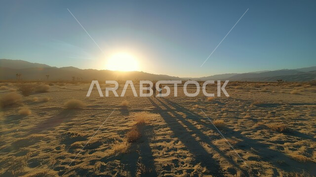 المناطق الصحراوية وقت غروب الشمس ، الكثبان الرملية في المملكة،  صحراء شبه الجزيرة العربية ، الرمال الذهبية الناعمة، منظر الغيوم في السماء وقت الغروب