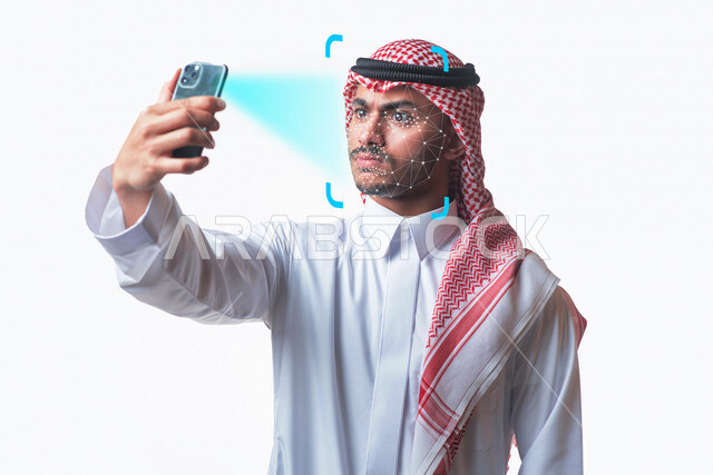 صورة مقربة لرجل عربي خليجي سعودي يستخدم خاصية البصمة لتحديد الوجه بالهاتف بتقنية الهولوجرام ، استخدام خاصية الهولوجرام ثلاثية الأبعاد .