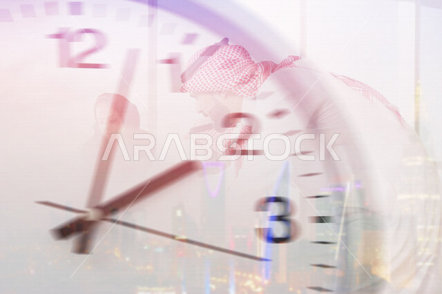 صورة مقربة لعقارب ساعة حائط مدموجة بصورة لرجل و مرأة عربيان خليجيان سعوديان مع أبراج المملكة في الرياض بتقنية الهولوجرام ، استخدام تقنية الهولوجرام ثلاثية الأبعاد .