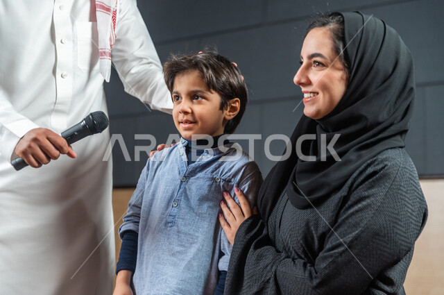 رجل سعودي خليجي في احدى الحفلات المسرحية ،  يقوم بتكريم طالب أمام الحضور في المسرح المدرسي  ، التفاعل مع طفل صغير و هو من احد جماهير المسرح ، الحوارات و النقاشات