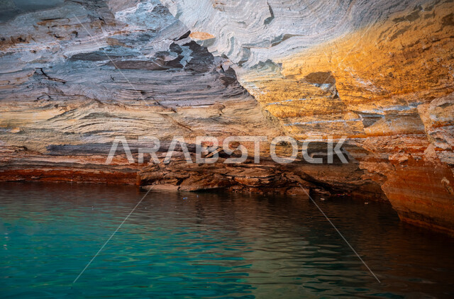 كهف عين هيت في مدينة الرياض بالمملكة العربية السعودية، التشكلات والتكوينات الصخرية المميزة في مغارة هيت، مناطق بحيرات المياه الجوفية الباردة، وجهات جذب السياح والزوار من حول العالم، معالم سياحية طبيعية