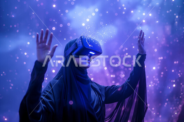 الاندماج والتفاعل مع العناصر الهولوجرامية، تقنيات حديثة الكترونية وأجهزة تكنولوجية، صورة مقربة لامرأة عربية خليجية سعودية محجبة ترتدي العباءة التقليدية تقف وترفع يدها للأعلى في محاولة للمس المكونات الخيالية، ارتداء نظارات الواقع الافتراضي  الفي ار، خلفية ملونة