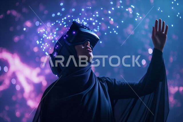 ارتداء نظارات الواقع الافتراضي الفي ار، الاندماج والتفاعل مع العناصر الهولوجرامية، تقنيات حديثة الكترونية وأجهزة تكنولوجية، صورة مقربة لامرأة عربية خليجية سعودية محجبة ترتدي العباءة التقليدية تقف وترفع يدها للأعلى في محاولة للمس المكونات الخيالية، خلفية ملونة