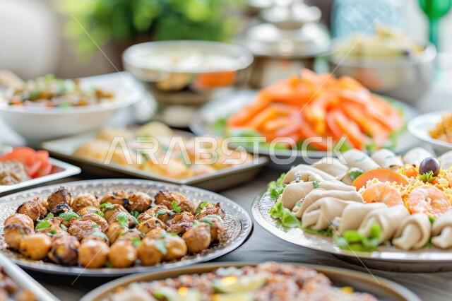 العزائم والولائم في الأعياد والمناسبات الإسلامية، المقبلات والأطباق والأصناف العربية الشرقية اللذيذة، مائدة طعام مليئة بالوجبات المتنوعة، سفرة من المأكولات الشعبية التقليدية الشهية، فنون  تقديم الطعام في مطاعم المملكة العربية السعودية