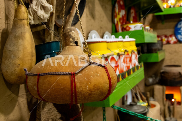 أدوات قديمة شعبية لحفظ الأطعمة, الاماكن التاريخية والمعالم السياحية المشهورة, العراقة والأصالة والتراث السعودي, صورة مقربة للدُّبية التراثية في المتحف التراثي في المملكة العربية السعودية