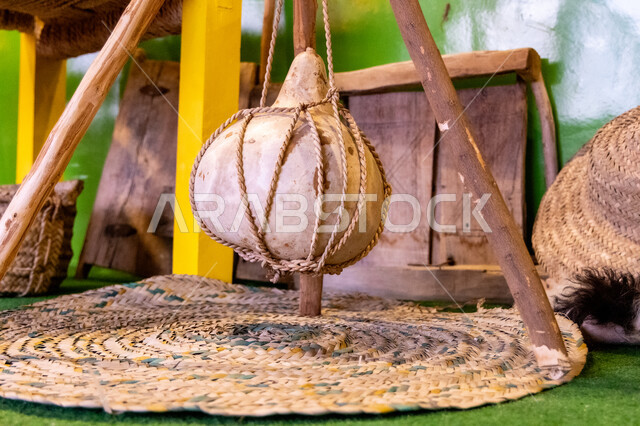 العراقة والأصالة والتراث السعودي, صورة مقربة للدُّبية التراثية في المتحف التراثي في المملكة العربية السعودية, أدوات قديمة شعبية لحفظ الأطعمة, الاماكن التاريخية والمعالم السياحية المشهورة