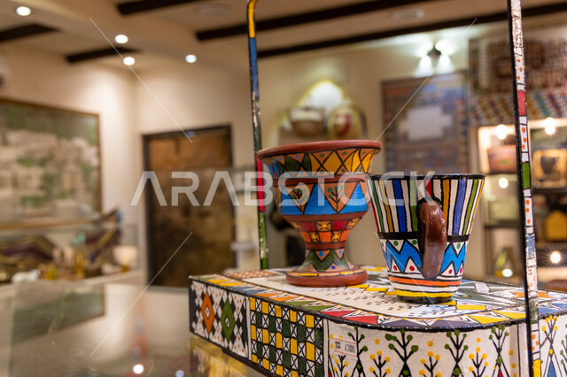 قطع أثرية بنقوش وألوان وزخارف يدوية ملونة في المتحف التراثي في منطقة عسير, أماكن جذب واستقطاب الزوار من شتى أنحاء العالم, التمسك بالتراث الخليجي القديم, مناطق ومعالم تاريخية في المملكة العربية السعودية, منتجات محلية وطنية خليجية