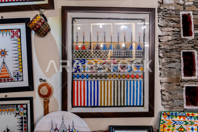 العراقة والأصالة والتراث الشعبي الخليجي, فنون ونقوش تراثية متميزة, لوحات جدارية ملونة من القط العسيري في منطقة عسير جنوب المملكة العربية السعودية, اماكن ومعالم سياحية تاريخية مشهورة