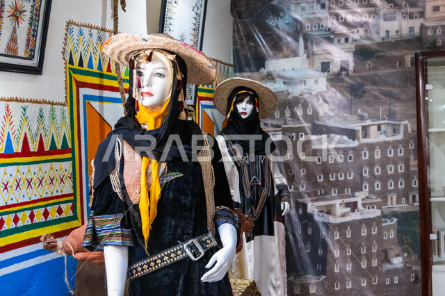 الزي النسائي القديم جنوب المملكة العربية السعودية, التراث والعراثة والأصالة, الأزياء الشعبية التراثية القديمة في منطقة عسير, التصميم السعودي للنقوش العربية الأصيلة الملونة على الجدار في المتحف العسيري