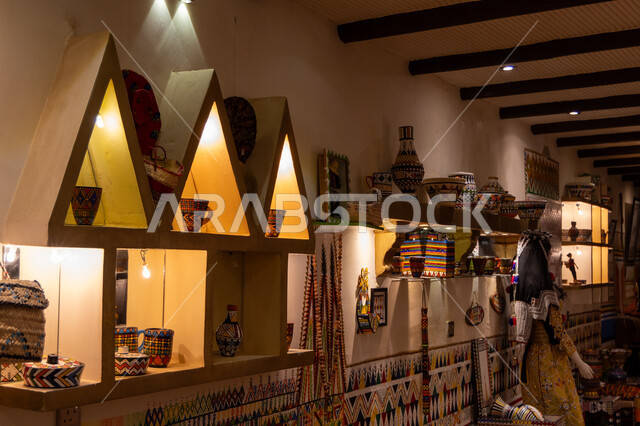 مناطق جذب واستقطاب الزوار من شتى أنحاء العالم, العراقة والأصالة والتراث الخليجي, الأماكن والمعالم التاريخية في المملكة,  مجموعة من القطع الأثرية في المتحف التراثي  في منطقة عسير في السعودية, فن التصاميم التقليدية على الطراز السعودي القديم