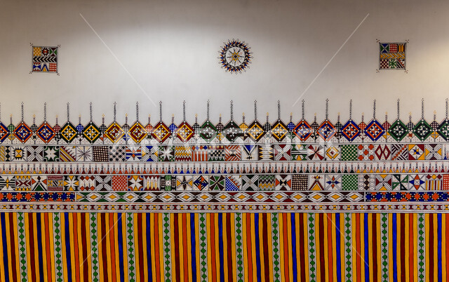 الأماكن و المعالم الأثرية التاريخية السياحية، التصاميم الهندسية المعمارية للمباني الطينية على الطراز القديم، العراقة والتمسك بالتراث السعودي, القط العسيري في متحف تراثي في منطقة عسير في المملكة العربية السعودية