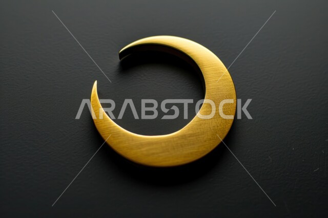 مجسم ثلاثي الابعاد لهلال مزخرف باللون الذهبي، ديكورات وتصاميم اسلامية، الاحتفال بالمناسبات والأعياد الدينية، البهجة بقدوم شهر الخير، ديكورات وزينة رمضان المبارك، خلفية سوداء