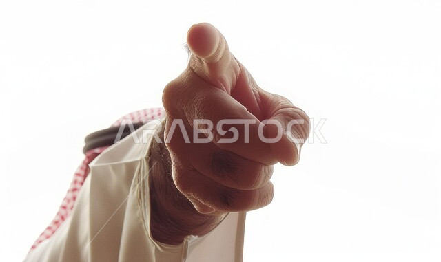 تعابير التحديد والتأكيد, الاشارة إلى شيء ما, بورتريه لرجل عربي خليجي سعودي يرتدي الزي التقليدي والشماغ يشير بأصبع السبابة للاختيار، خلفية بيضاء
