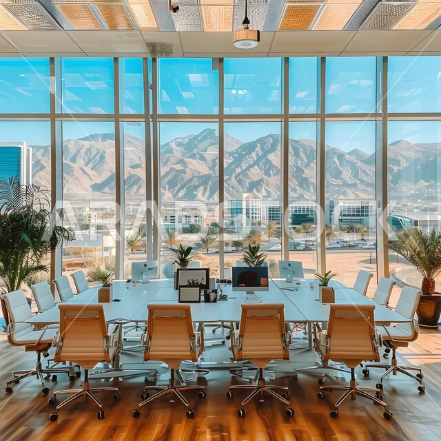 غرف مكتبية بتصاميم وديكورات داخلية فخمة، التصميم العصري الحديث للمكاتب في الشركات السعودية، غرفة اجتماعات واسعة مع طاولة محاطة بكراسي، النوافذ والواجهات الزجاجية