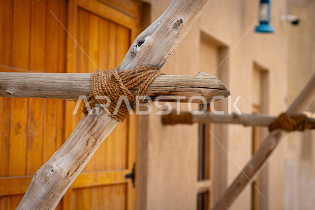 معالم سياحية تاريخية، قصر العائلة الحاكمة سابقاً في عجمان، التراث العربي الأصيل وفن العمارة في الماضي، الأبواب الخشبية والفوانيس القديمة في متحف عجمان في إمارة عجمان في دولة الامارات العربية المتحدة، مباني وأماكن أثرية اماراتية، وجهات جذب الزوار من حول العالم