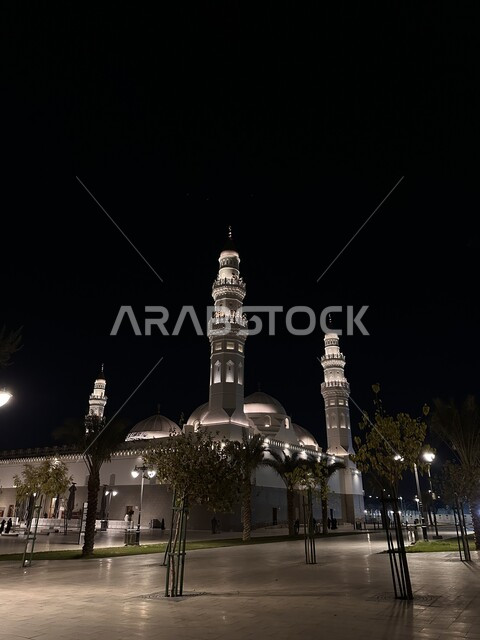 المآذن و القبب المضيئة ليلا، معالم وأماكن دينية مقدسة في المملكة العربية السعودية، دعوة المسلمين لآداء الصلاة والتقرب إلى الله تعالى، مسجد قباء في المدينة المنورة، الفن الهندسي المعماري والديكورات الاسلامية على الطراز الحديث