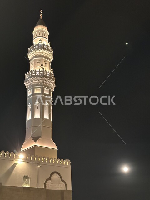 المآذن و القبب المضيئة ليلا، معالم وأماكن دينية مقدسة في المملكة العربية السعودية، دعوة المسلمين لآداء الصلاة والتقرب إلى الله تعالى، مسجد قباء في المدينة المنورة، الفن الهندسي المعماري والديكورات الاسلامية على الطراز الحديث