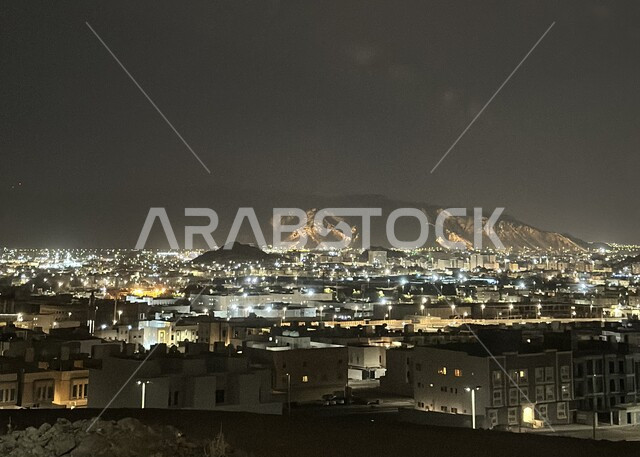 صورة من الاعلى للمدينة المنورة بالمملكة العربية السعودية في وضع الليل ،  معالم دينية في المدينة المنورة ، المنازل و الشقق السكنية