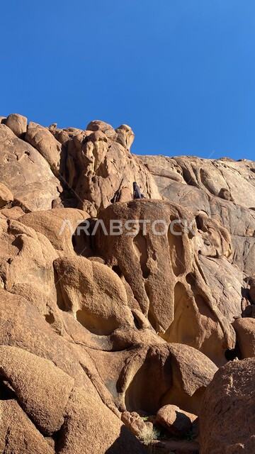 التشكيلات والتكوينات الصخرية الطبيعية في محافظة العلا في المملكة العربية السعودية، المناطق الصحراوية والمرتفعات الجبليه، القمم والجبال الصخريه