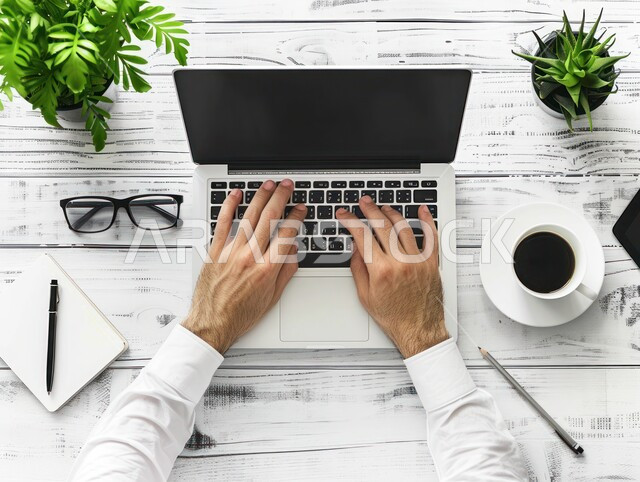 تنظيم و ادارة المهام عبر اللابتوب، تصوير مقرب ليد شخص ما يقوم بالضغط على ازرار لوحة المفاتيح الخاصة بالحاسوب المحمول، استخدام الاجهزة والتقنيات الحديثة في العمل, الاهتمام بنبات الزينة