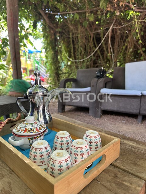 جلسة بر عربية شعبية، أجواء تراثية هادئة، رحلة برية في الطبيعة  بالمملكة العربية السعودية، السياحة في السعودية، دلة قهوة عربية