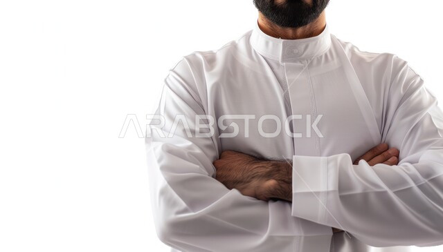 مفهوم الأناقة والرجولة، بورتريه مقربة لرجل عربي سعوي خليجي يرتدي الزي التقليدي يقف باستقامة بأيدي متقاطعة، ايماءات يدين تدل على الثقة بالنفس، العناية والاهتمام بالظهر الخارجي، أبناء المملكة العربية السعودية, خلفية بيضاء