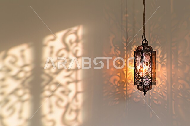 أنوار وإضاءة وزينة شهر الخير، تحف وتصاميم وديكورات هندسية اسلامية، مصباح معدني عربي تقليدي، فانوس رمضان المضيء، اجواء دينية رمضانية