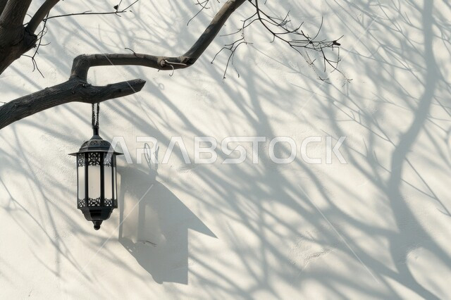 إضاءة وزينة شهر رمضان المبارك، فوانيس و تحف اسلامية تقليدية للاحتفال بقدوم شهر الخير، فانوس عربي معدني مزخرف مضيء، الفن الاسلامي للتحف والاكسسوارات، ديكورات وأنوار في الأجواء الرمضانية الروحانية