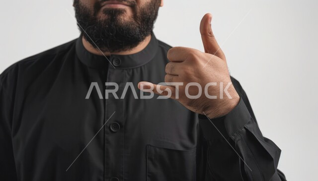 محادثات ودردشات و صداقات وتعارف, طلب التواصل عبر الهاتف, حركات يدين تدل على إجراء مكالمه هاتفيه, بورتريه مقرب لرجل عربي سعودي خليجي يرتدي قميصاَ أسود يقوم بالتواصل الإجتماعي عبر الجوال، خلفية بيضاء 