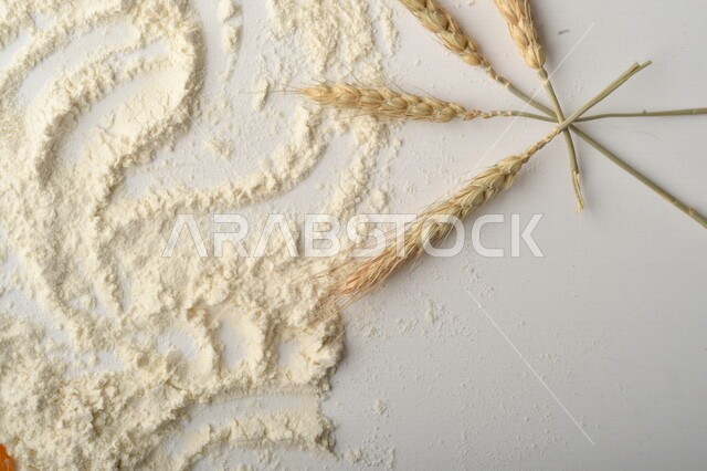 مجموعة من الأرز والزبيب والطحين على خلفية بيضاء .