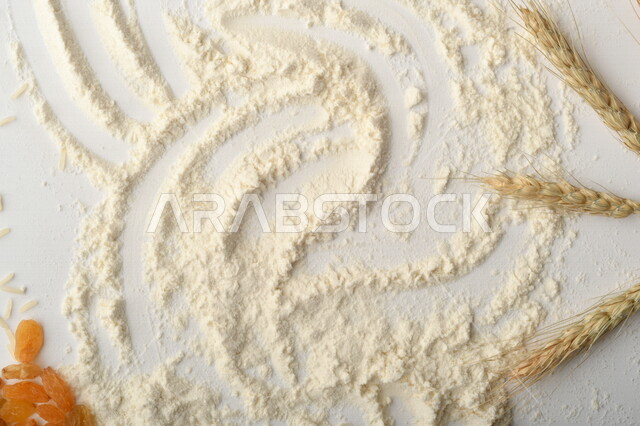 مجموعة من الأرز والزبيب والطحين على خلفية بيضاء .