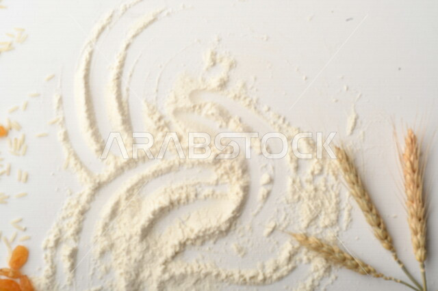 مجموعة من الأرز والزبيب والطحين على خلفية بيضاء .