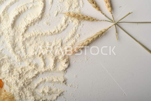 مجموعة من الأرز والزبيب والطحين على خلفية بيضاء .