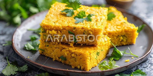  خبز الذرة اللذيذ مع الجبنة المزين بأوراق الكزبرة الخضراء، المأكولات و الأطعمة الشهية، فنون تقديم الطعام في مطاعم المملكة العربية السعودية، أطباق عربية شرقية مشهورة