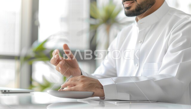 قسم التحليلات والإحصائيات البيانية، رجل عربي سعودي خليجي يعمل على إدارة الحسابات وتدوين الملاحظات، مهن ووظائف مكتبية سعودية، إستخدام الآلة الحاسبة لإجراء العمليات الحسابية، دراسة مشاريع الشركة، البورصة والإستثمار المالي