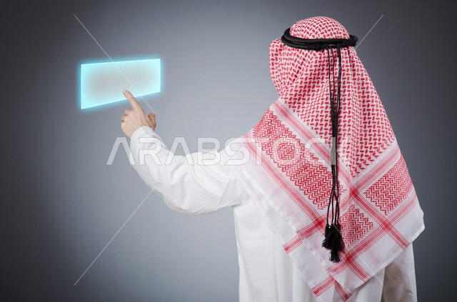 التفاعل اليدوي مع الواجهة الرقمية، انجاز الاعمال باستخدام التقنيات التكنولوجية الحديثة، بروتريه لرجل عربي خليجي سعودي يشير إلى شاشة اللمس، مفهوم تنمية الاعمال والاقتصاد، تحسين كفاءة العمل وخفض تكلفة الشركة، شاشات الكترونية مضيئة