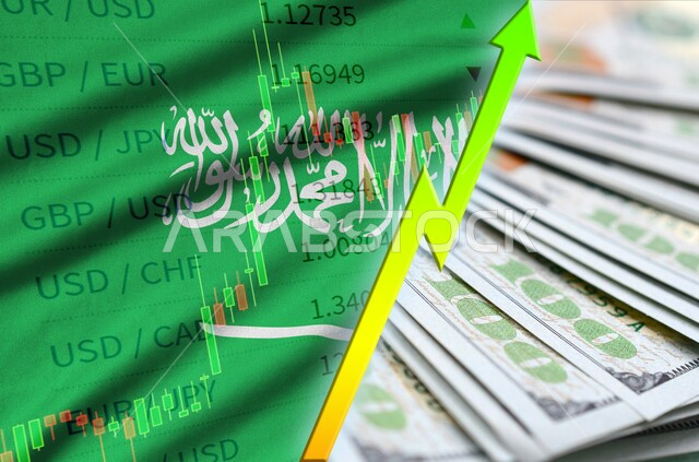 علم المملكة العربية السعودية ومخطط يوضحان ارتفاع قيمة الدولار الأمريكي مع مروحة من أوراق الدولار، زيادة قيمة العملة الأمريكية مقابل الريال السعودي، مفهوم النمو الاقتصادي والأرباح المالية 